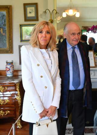 Brigitte Macron élégante en blanc Alexandre Vauthier collection Cruise 2019, blond et noir à Giverny