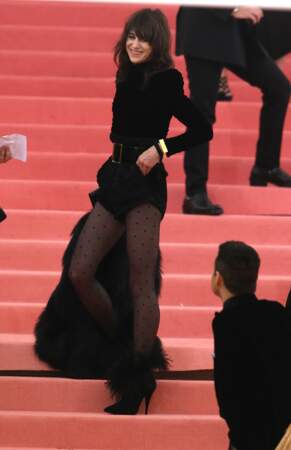 Charlotte Gainsbourg portait une combishort noire et des bottes à plumes
