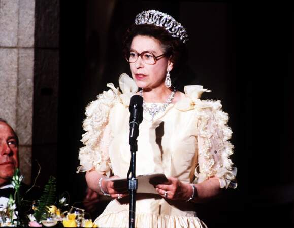 Discours de la reine au musée De Young de San Francisco, sa robe aux manches bouffantes ornées de falbalas suscite 