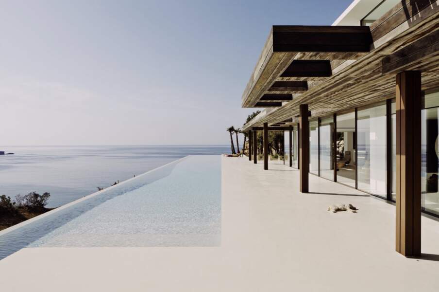 La villa de Meghan Markle et du prince Harry à Ibiza possède bien évidemment une piscine