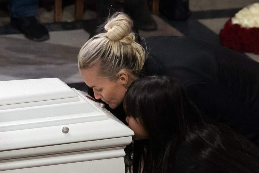 Laeticia et sa fille devant le cercueil de Johnny