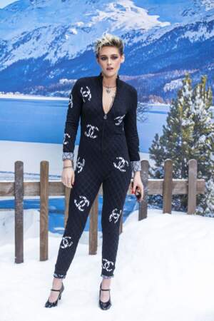 Kristen Stewart a opté pour une combinaison monogrammée Chanel au défilé hommage.