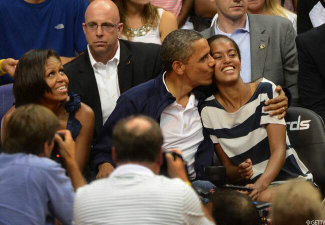 Barack embrasse Malia au lieu de Michelle pendant le match amical de basketball Etats-Unis-Brésil aux JO, 16 juille