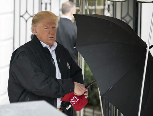 Donald Trump ouvrant son parapluie