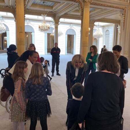 A l'initiative de Christine Kelly, Brigitte Macron recevait 6 familles monoparentales