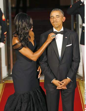 Michelle replace le noeud papillon de Barack 2015