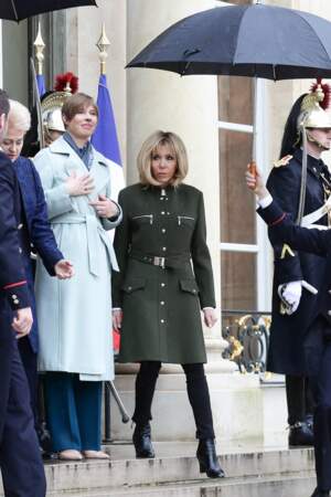 En manteau kaki Louis Vuitton sur le perron de l'Elysée le 9 avril 2018