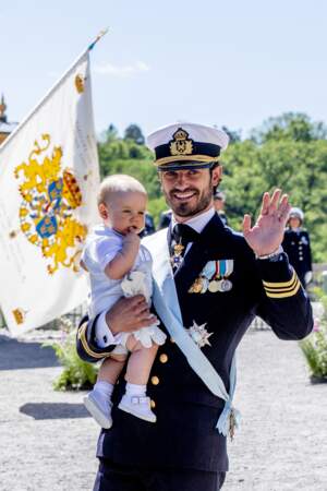 Le prince Carl Philip et son fils le prince Gabriel au palais de Drottningholm en Suède le 8 juin 2018