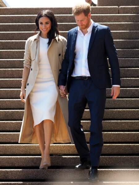 Meghan Markle arrive au bras du Prince Harry à l'Opéra de Sydney dans une robe signée Karen Gee.