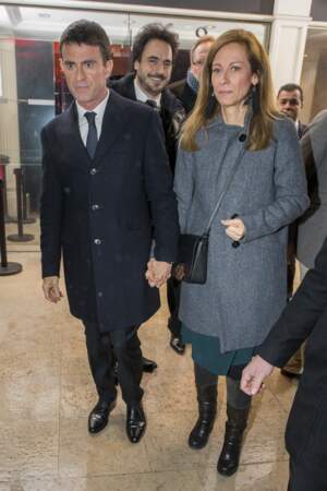 Manuel Valls est accompagné de sa femme Anne Gravoin lors du deuxième débat de la primaire de la gauche 