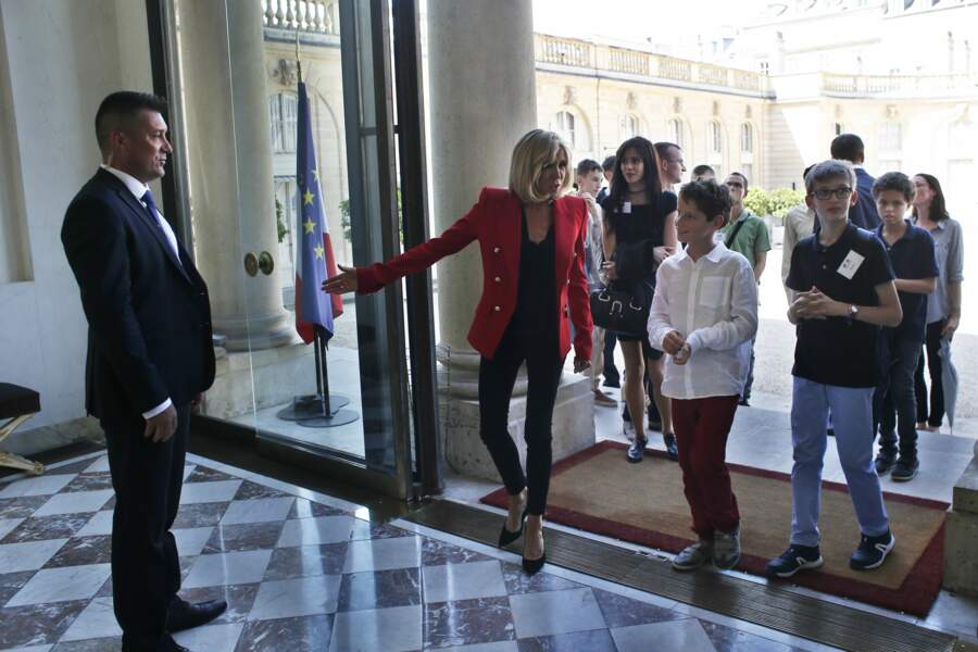 Le groupe, précédé de la première dame, Brigitte Macron pénètre dans le bâtiment
