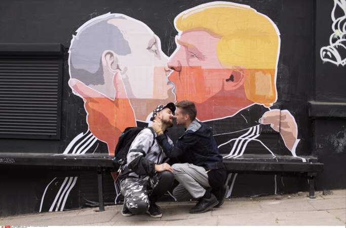 Le street artist lithuanien Mindaugas Bonanu a réalisé un portrait de Vladimir Poutine embrassant Donald Trump