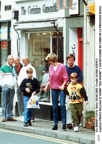 Diana, Harry et William font du shopping dans les rues de Cirencester, dans le Gloucestershire, en 1992