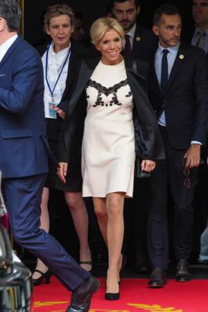Brigitte Macron, en train de quitter l'hôtel The Pierre dans lequel elle séjourne avec Emmanuel Macron