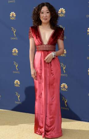 Sandra Oh portait une robe rouge métallique Ralph & Russo Couture et des bijoux Neil Lane.