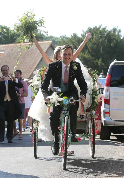 Charlie Van Straubenzee et Daisy Jenks quittent l'église  : vive les mariés !