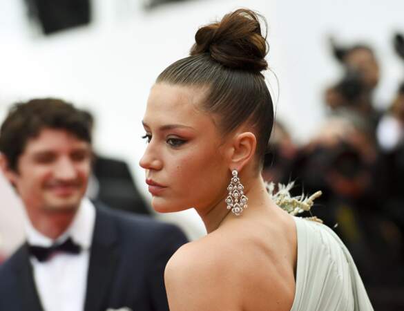 Chignon haut et cheveux plaqués effet "wet look" pour Adèle Exarchopoulos à Cannes