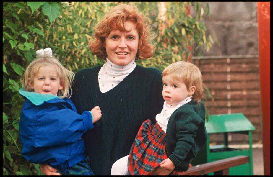La duchesse d'York Sarah Ferguson avec ses filles Beatrice et Eugenie lors d'une sortie au zoo en 1991