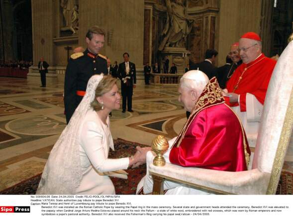 La grande duchesse Maria Teresa du Luxembourg en blanc face au pape