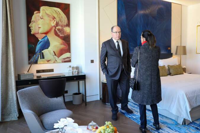 Le prince Albert II de Monaco et la princesse Stéphanie lors de l'inauguration de la suite Rainier III à l'Hôtel de