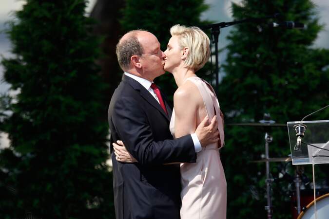 Charlène et Albert s'embrassent à l'occasion des célébrations des 10 ans de règne du prince, à Monaco, en 2015