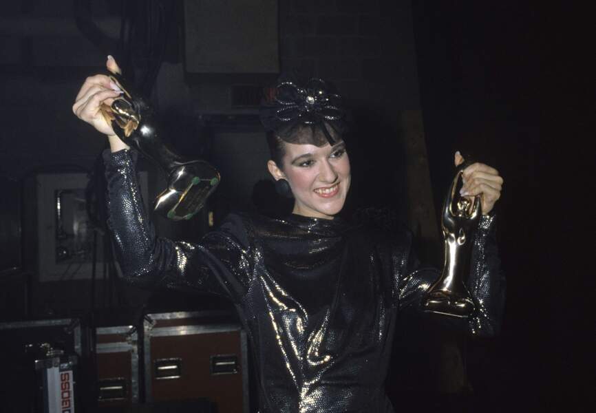 1985, Céline Dion reçoit l'une de ses premières récompenses