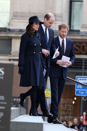 Kate Middleton, William et Harry, tous les trois sobrement habillés