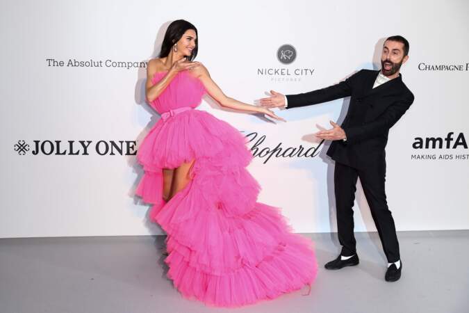 Kendall Jenner habillée par et en compagnie de Giambattista Valli au Gala de l'AmfAR