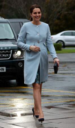 Kate Middleton, en manteau bleu ciel Séraphine, visite l'hôpital Bethlem à Londres, le 24 janvier 2018