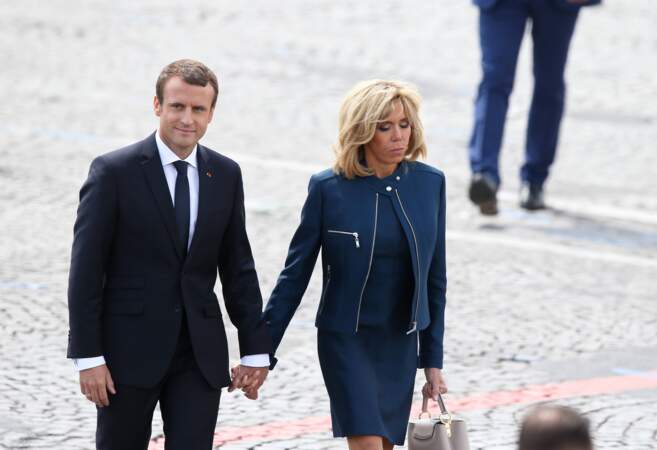 14 juillet 2017 : Brigitte Macron récidive avec la robe courte et la veste zippée ouverte place de la Concorde