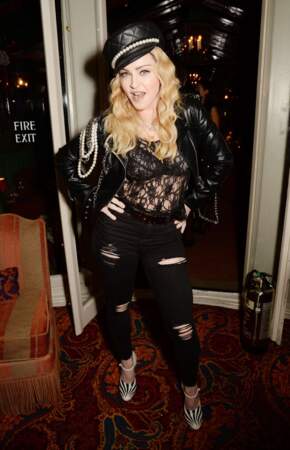 Accumulation d'accessoires, jean lacéré daté, top en dentelle loin du chic... Rien ne va dans ce look de Madonna