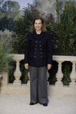 L'actrice Carole Bouquet a misé sur un pantalon à rayures tennis pour le défilé Chanel Haute-Couture.