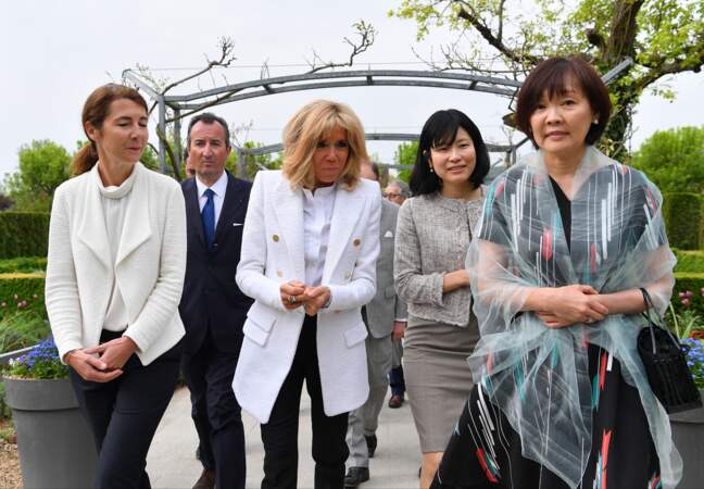 Brigitte Macron chic en blanc et noir et cheveux lâchés avec Akie Abe, la femme du premier ministre du Japon