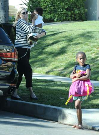 Charlize Theron se balade avec Jackson et August à Los Angeles. Jackson, 5 ans, s'habille toujours en fille