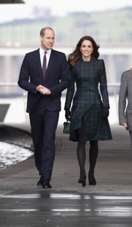 Les talons carrés de Kate Middleton finissent son look ultra élégant et détendent l'aspect classique du manteau.