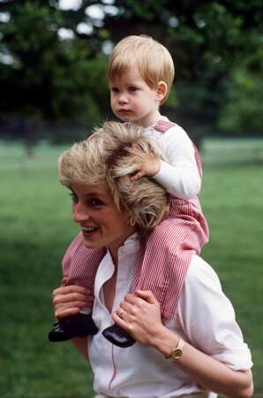 A Highgrove, c'est sur les épaules de sa mère qu'Harry découvre le monde