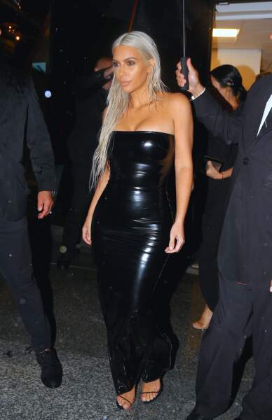 Kim Kardashian en robe latex et cheveux xxl blonds voire gris au défilé Tom Ford