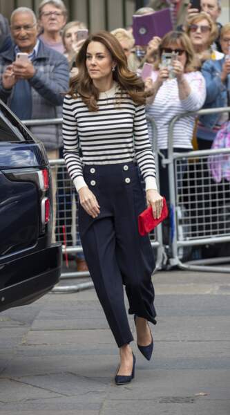 Kate Middleton porte une marinière et un pantalon assortis signés LK Bennet