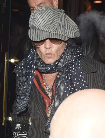 Johnny Depp méconnaissable à la sortie d'un bar londonien en novembre 2018