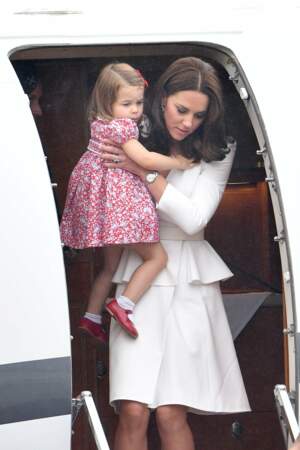 Catherine Middleton très chic pour sa sortie de l'avion avec sa fille