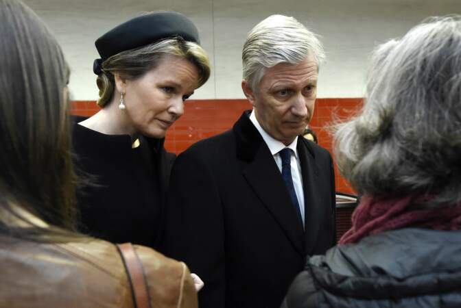 Le roi Philippe et la reine Mathilde s'entretiennent avec les victimes des attentats du métro de Bruxelles
