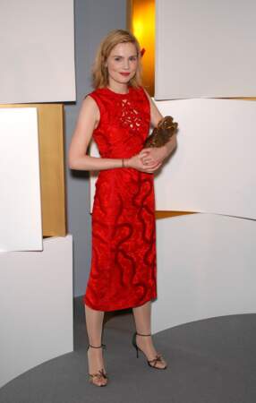 Isabelle Carré, en robe rouge ajourée, meilleure actrice en 2003 pour "Se souvenir des belles choses"