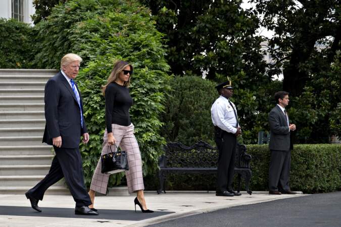 Melania Trump, en pantacourt Valentino et sac à main Birkin d'Hermès, le 5 juillet 2017 à Washington