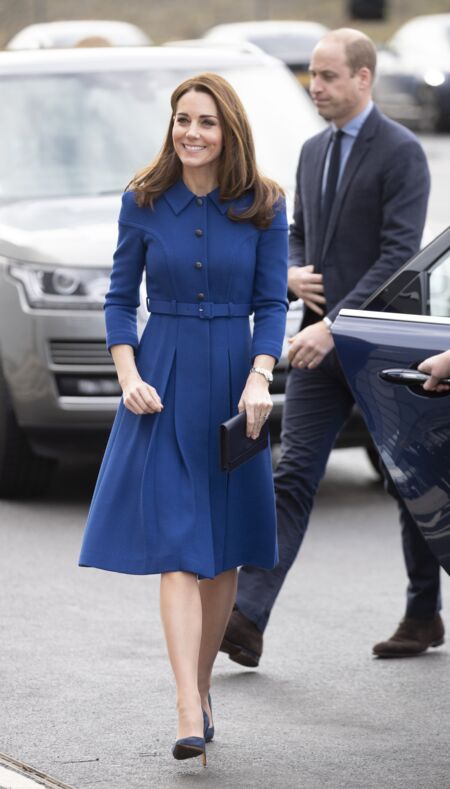 Kate Middleton radieuse dans une robe bleue roi très élégante