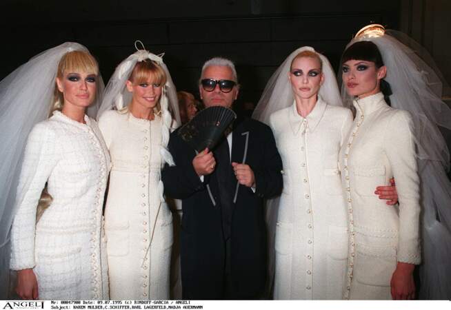 Karl Lagerfeld entouré des tops Karen Mulder, Claudia Schiffer et Nadja Auerman en 1995 à Paris