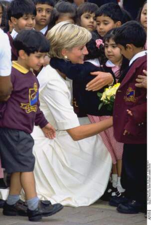 La princesse Diana entourée d'enfants lors d'une visite en Inde, en 1997