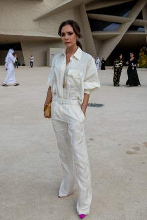 Victoria Beckham pose devant le Musée National du Qatar, à Doha.