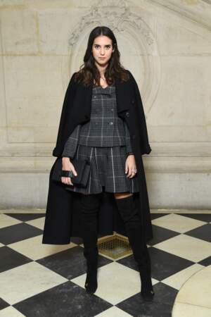 La duchesse italienne Viola Arrivabene opte pour des cuissardes sous une jupe écolière pour le défilé Dior.