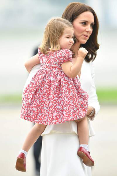 Kate Middleton en tailleur blanc avec sa fille, ravissante Charlotte en robe fleurie