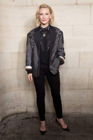L'actrice Cate Blanchett a opté pour un costume pailleté pour le show Louis Vuitton.